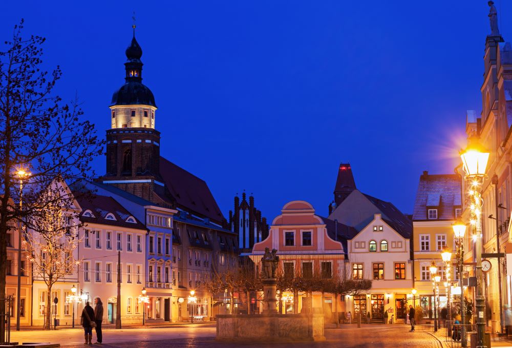 Altmarkt och Nikolaikyrkan i Cottbus/Chóśebuz, Brandenburg, Tyskland, upplyst på natten.