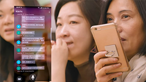 Orang Asia wanita berbicara ke dia telepon dengan terjemahan muncul dalam bahasa Inggris