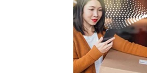 Mujer mirando el teléfono celular