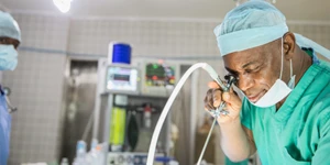 hombre en el entorno médico mirando un dispositivo