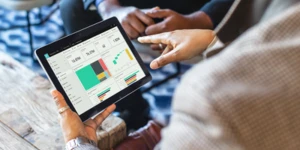 Sosteniendo a mano una tableta con gráficos