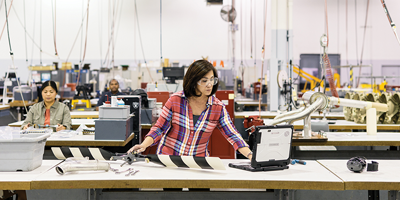 Mujer trabajando en la industria de manufactura