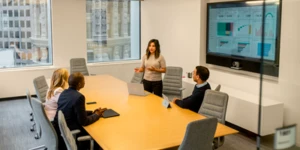 Imagen de una sala de reuniones con tres personas
