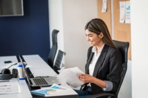 Una empleada de capital privado que trabaja en un proyecto con Copilot