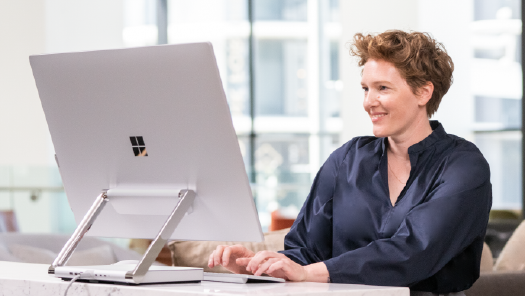 Mujer trabajando con una computadora portátil