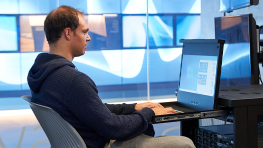 Hombre trabajando en una computadora portátil