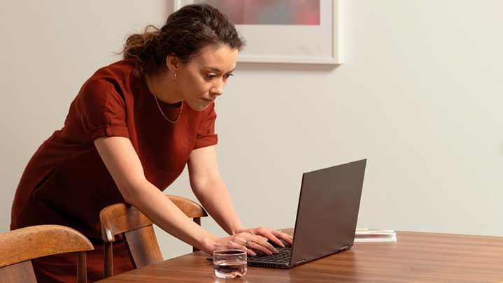 Una mujer utilizando una computadora portátil