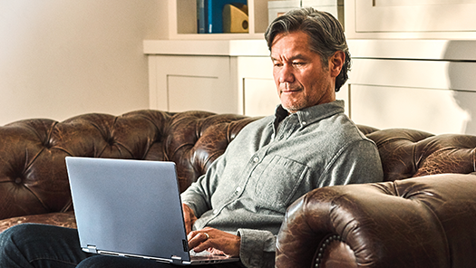 Un hombre trabajando con una computadora portátil