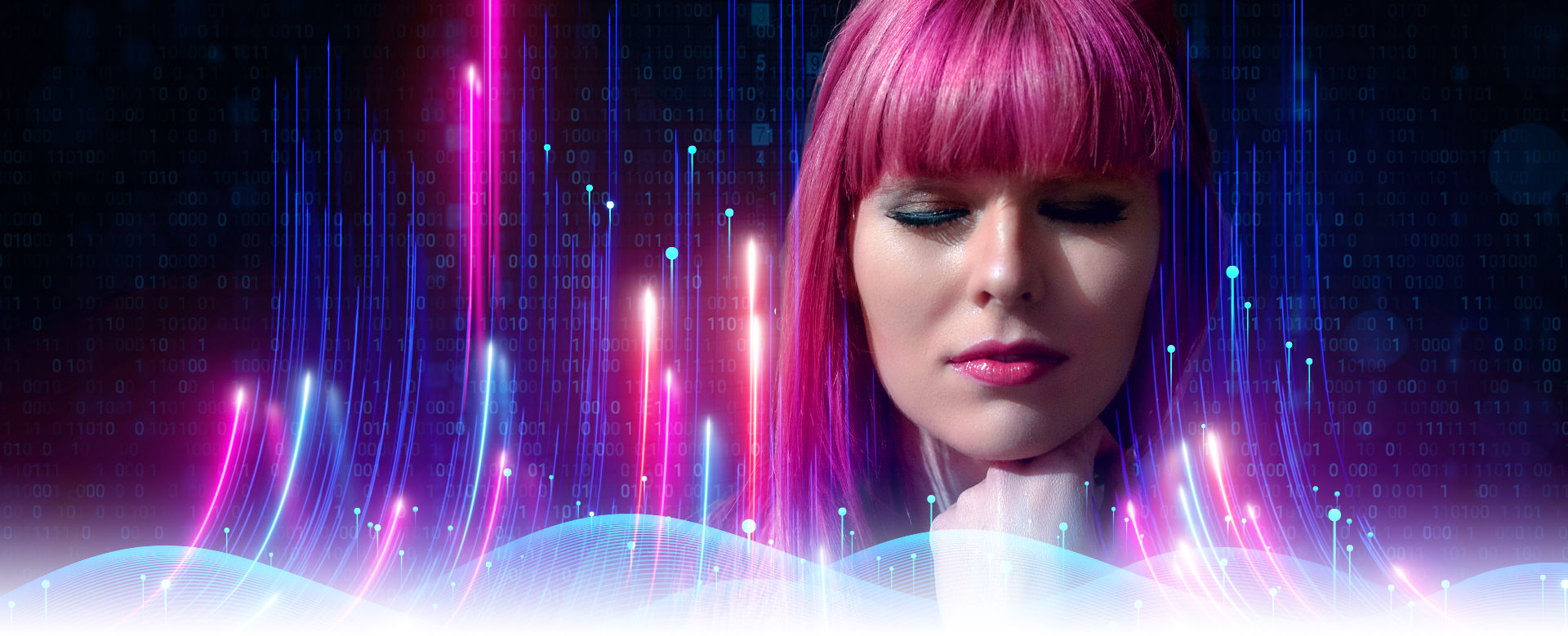 Pinkkitukkainen nainen hymyilee silmät kiinni