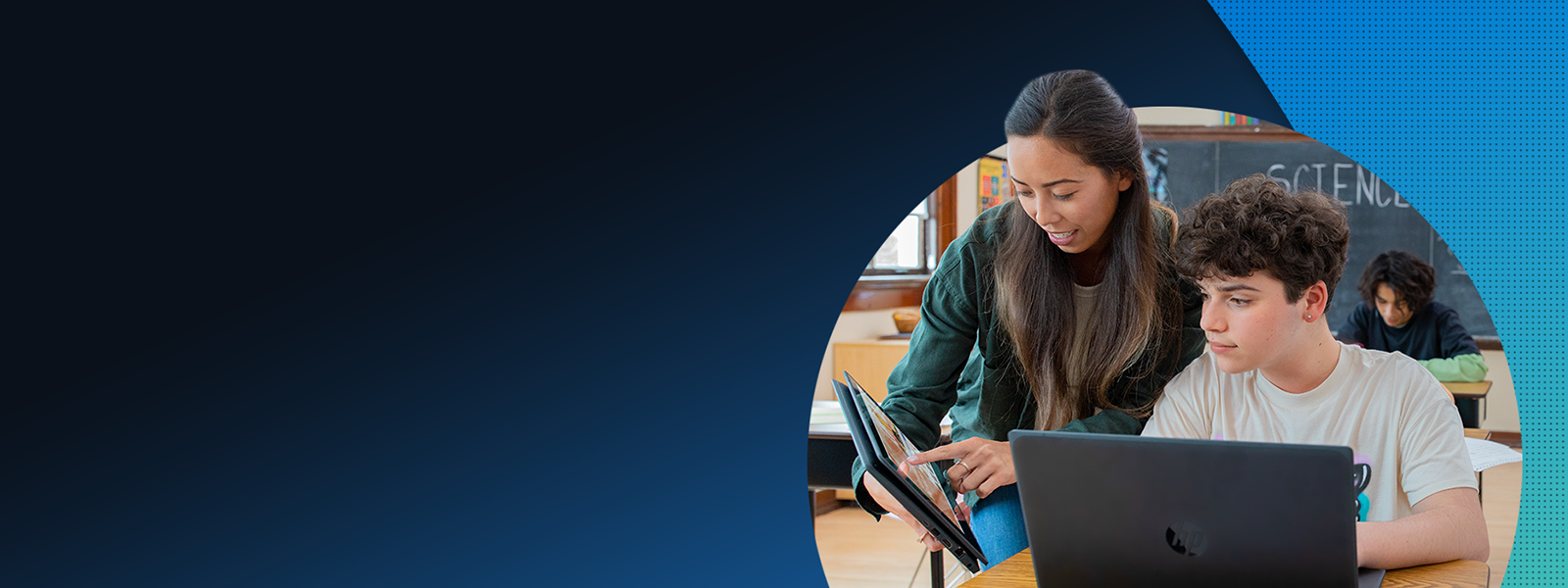 Une femme et un enfant regardent une tablette,  avec un ordinateur portable HP sur le bureau