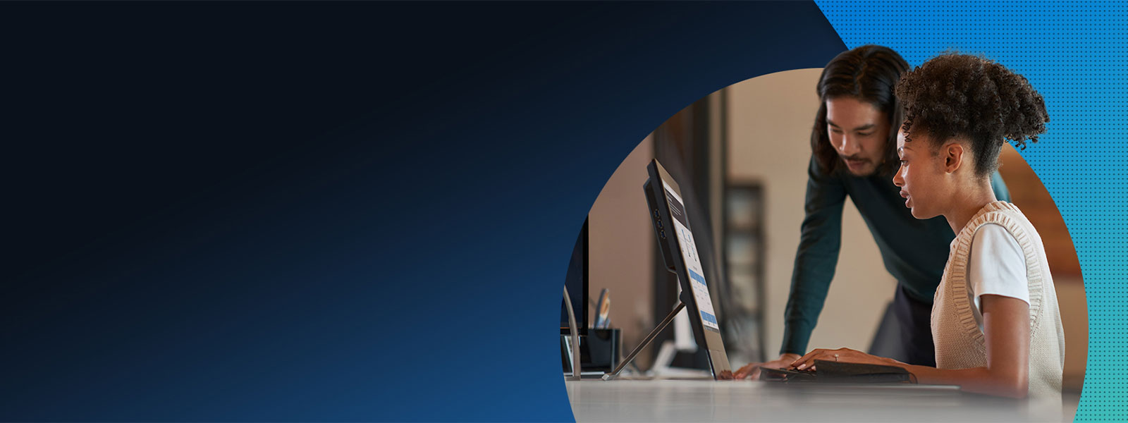 Femme assise, homme debout et les deux regardant un écran