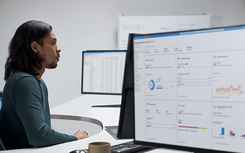 homme regardant l’écran de l’ordinateur