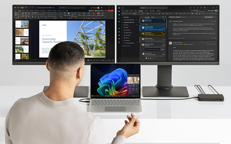 un homme assis regardant trois écrans d'ordinateur