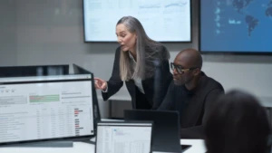 Des employés collaborant à l’ordinateur.