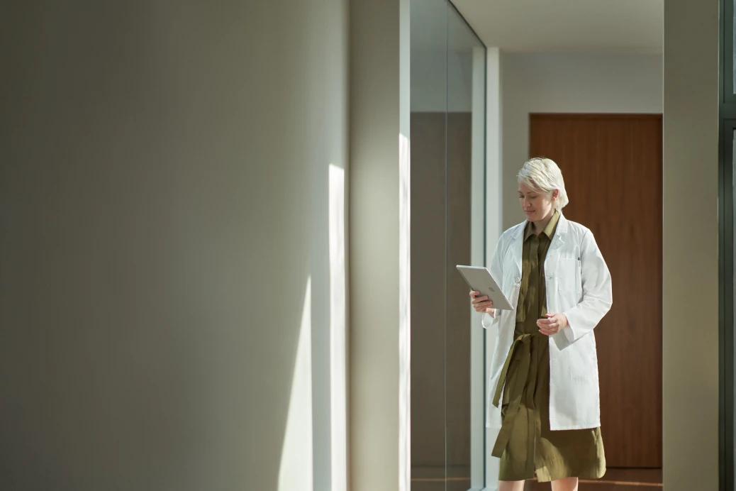 Une physicienne travaillant avec une Surface