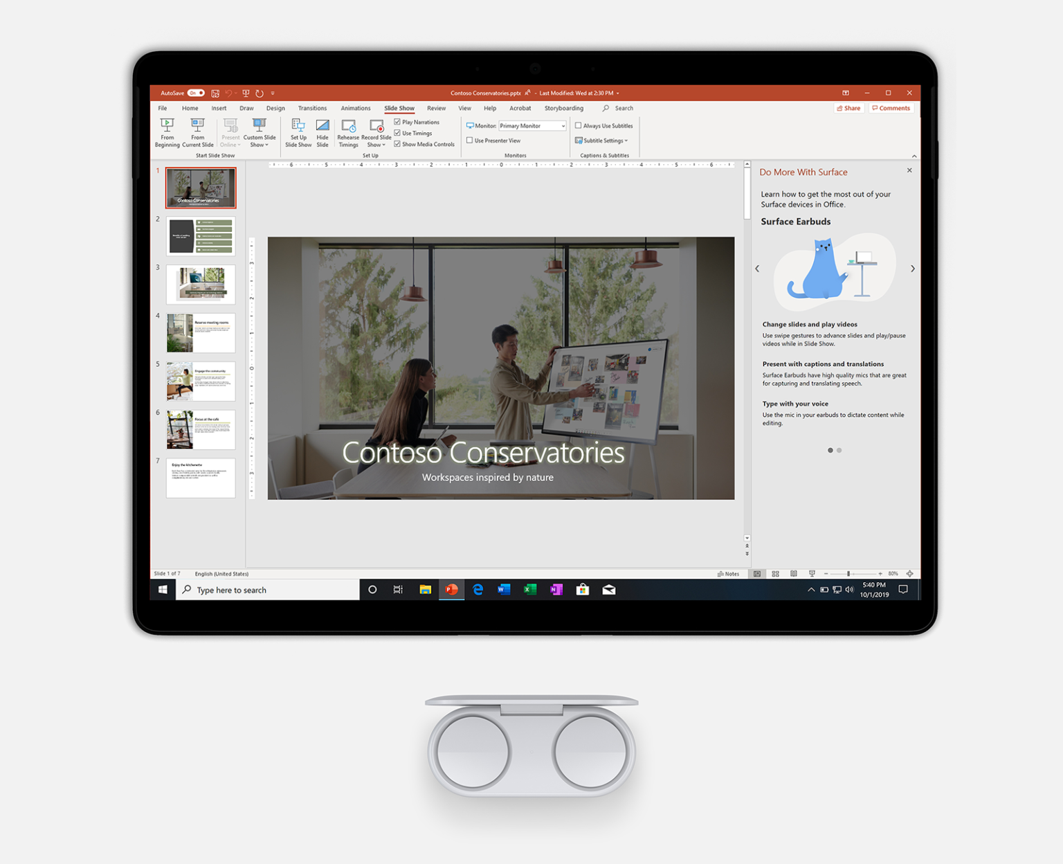 Illustration des écouteurs Earbuds et d’une Surface Pro 7 affichant PowerPoint.