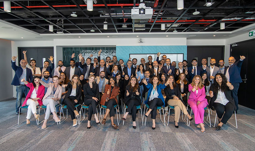 عائلة Microsoft قطر تلتقط صورة جماعية أثناء احتفالها بافتتاح مكتبها الجديد