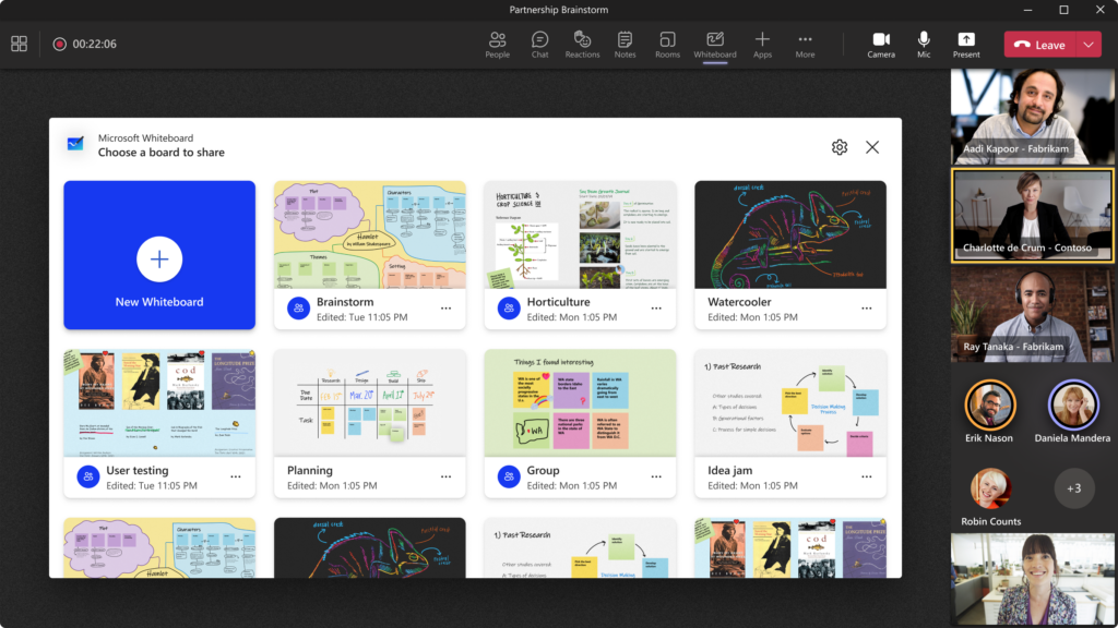 Microsoft Whiteboard menyertakan kursor kolaborasi, lebih dari 50 templat baru, reaksi kontekstual, dan kemampuan untuk membuka layar yang sudah ada serta berkolaborasi dengan rekan kerja eksternal dalam Rapat Teams.