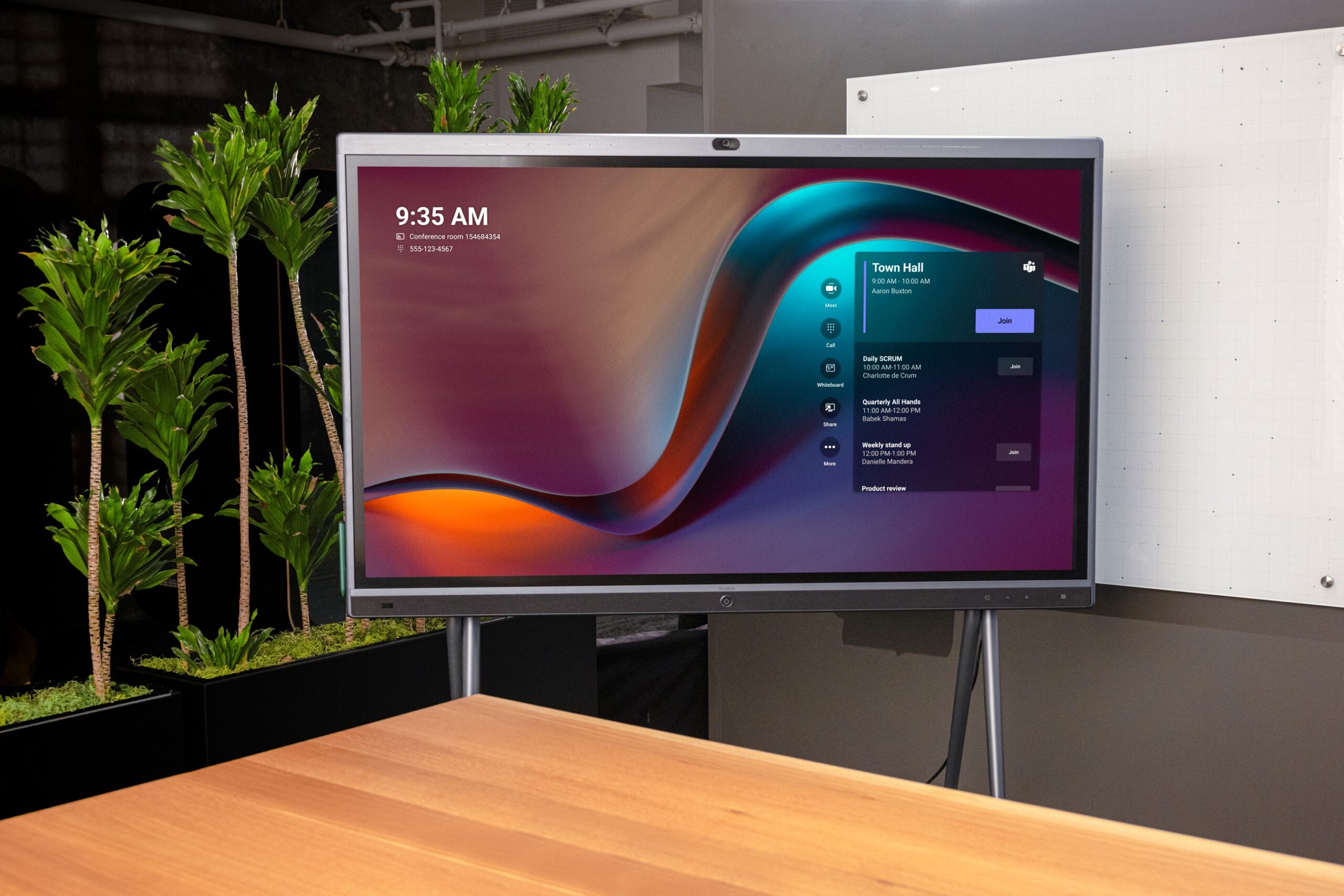 Yealink visualizzato sullo schermo in un ufficio moderno.