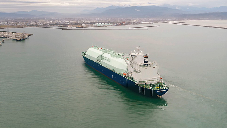 海上の青と白のタンカー船