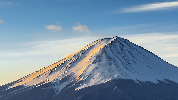 雪を頂いた富士山