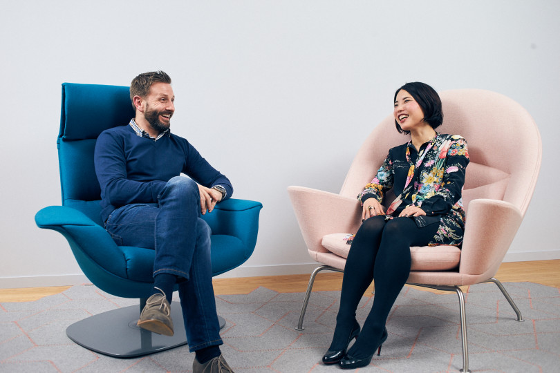 日本スチールケース社 ブランドン・ピーターズ氏(左)と日本マイクロソフト 三上智子