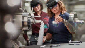 Hololens を使って工場で働く女性