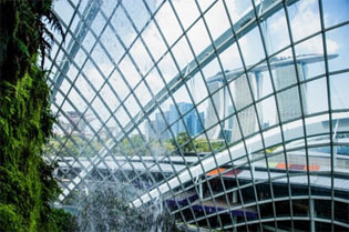 シンガポールのビル中から眺めるマリーナベイサンズ・ベイ