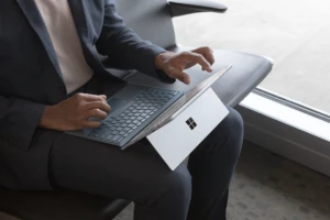 外出先から Surface で仕事を進める男性