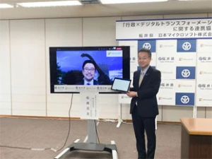 杉本達治 福岡県知事とリモート参加の佐藤亮太 日本マイクロソフト執行役員常務兼パブリックセクター事業本部長