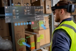 HoloLens 2 で拡張現実を用いてアセット チェックをする男性