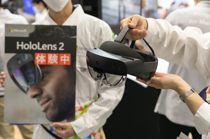 Hololens ２ 体験ブース前に掲げられたヘッドセット