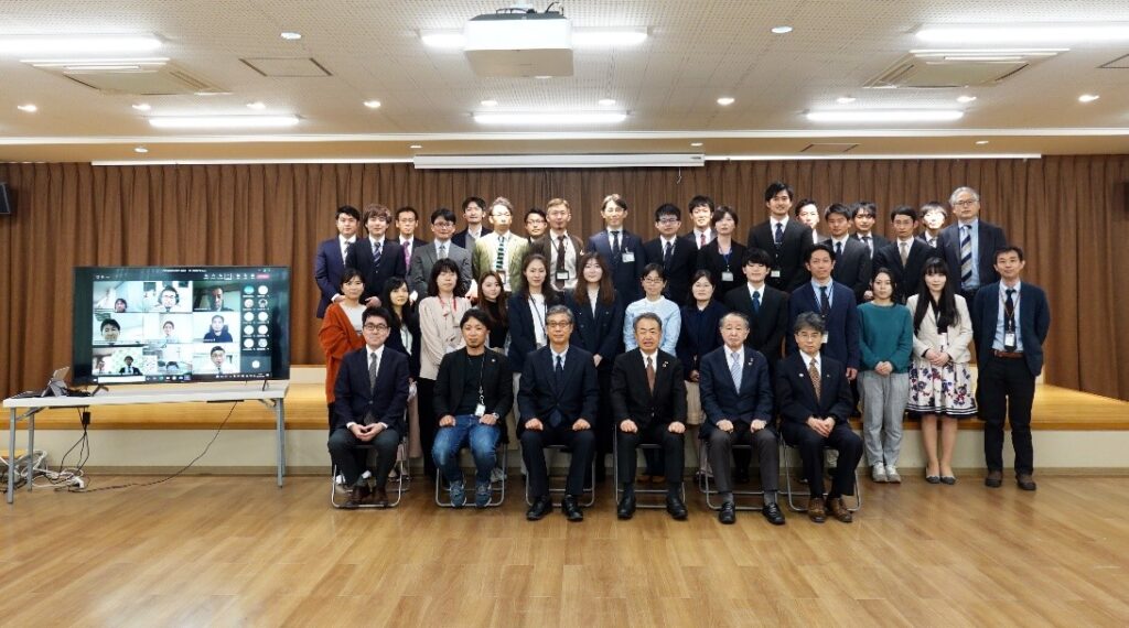 報告会のオンラインと現地会場のハイブリッド集合写真