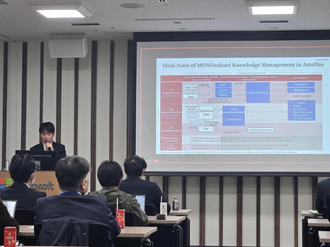 「逸脱処理プロセスの効率化に向けたマルチエージェントの有効性検証」をテーマに講演するアステラス製薬株式会社　室　篤志氏