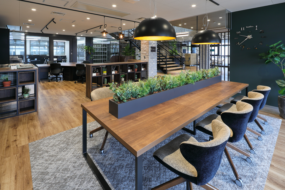 モダンなオフィスに共有テーブルと植物。