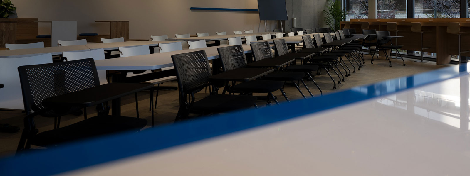 スーツを着たビジネスパーソンが手を差し出し、リサイクル、再生可能エネルギー、地球、バッテリー、水滴、植物などの環境に優しいシンボルが描かれたデジタルイラストの雲が浮かんでいる。