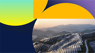 日没時の丘の上にある太陽光発電所。青緑、黄色、紫のデザイン要素が付いています。