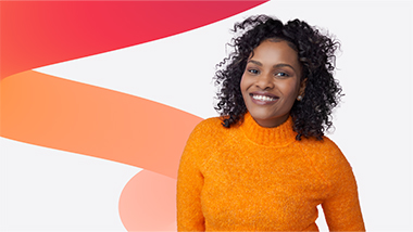 オレンジとピンクの抽象的な背景に、オレンジ色のセーターを着た笑顔の女性