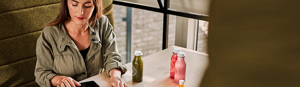 Uma mulher com o celular na mão