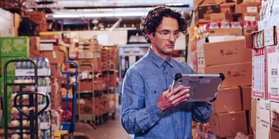 Homem olhando um dispositivo móvel