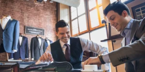 Dois homens em uma loja de ternos