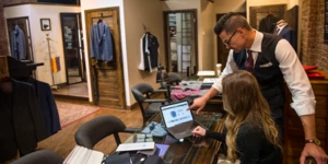 um homem e uma mulher trabalhando no computador