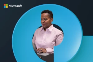 Mulher negra lendo seus email com forma colorida atrás dela