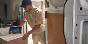 Homem negro conferindo produto em um tablet