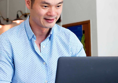 Hombre utilizando una computadora portátil