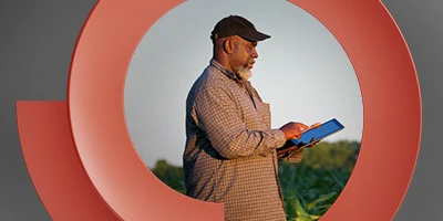 Homem negro com o tablet na m&atilde;o e ao fundo uma floresta