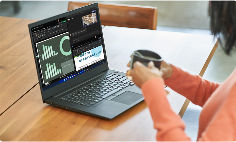 一张一位公司女职员在电脑前办公的照片