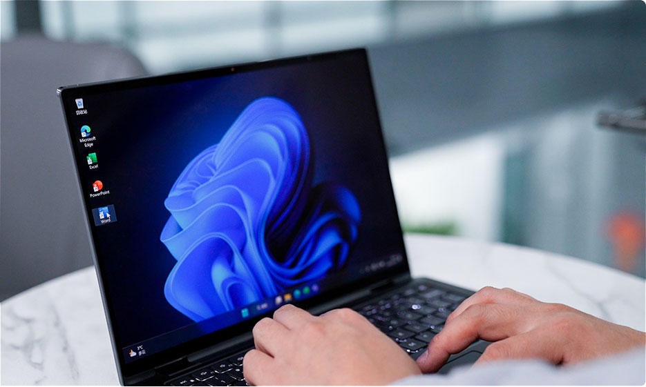 一张一位公司职员在电脑前办公的照片