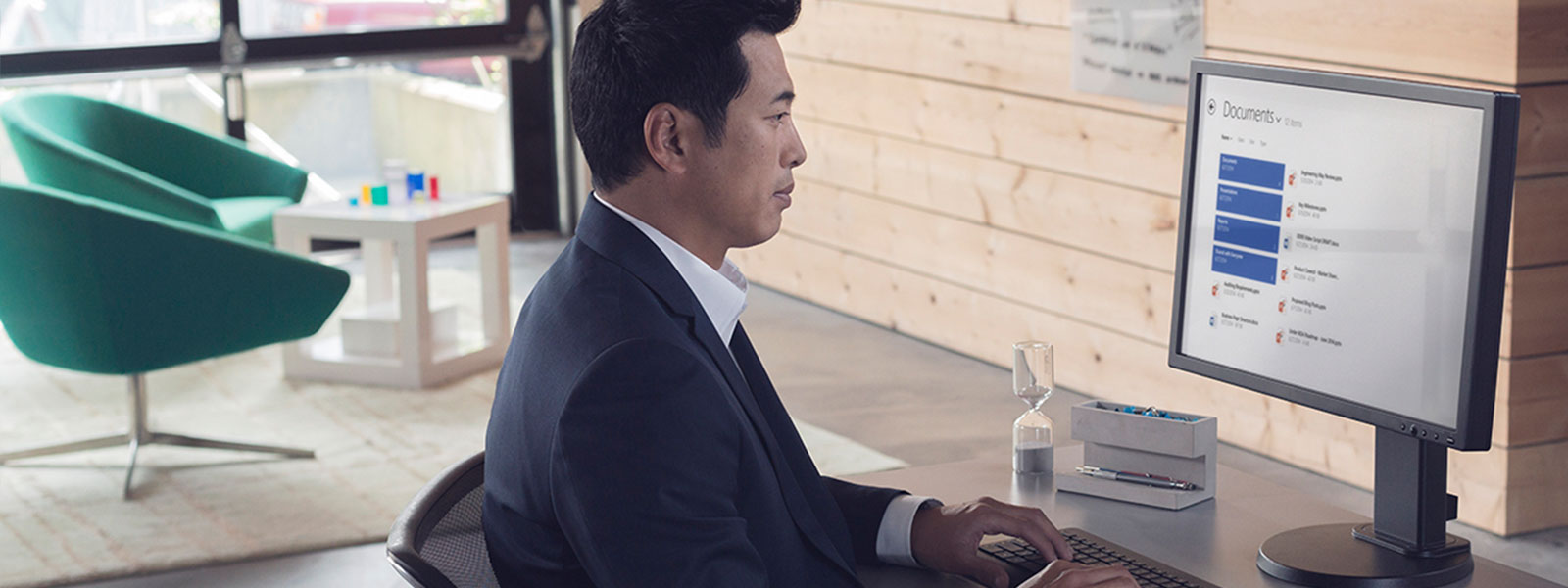 一名金融人員操作桌上型電腦的照片圖示