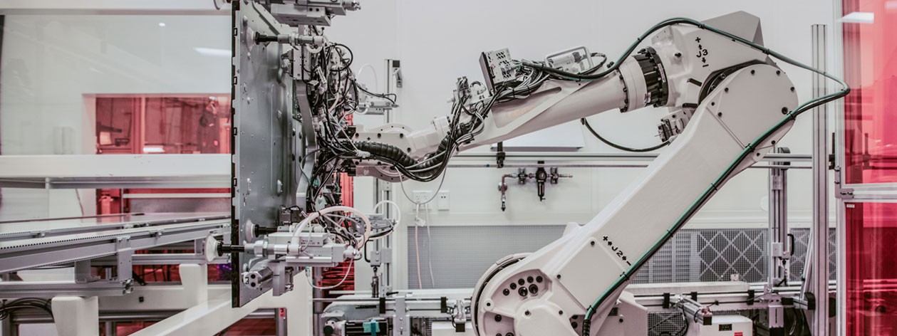 機械手臂操作組合零件的製片圖示